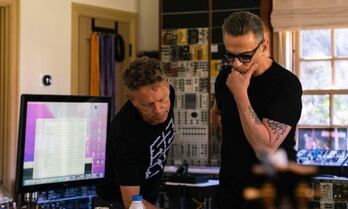 El anuncio llegó prologado con esta imagen de Martin Gore y Dave Gahan en un estudio de grabación. 