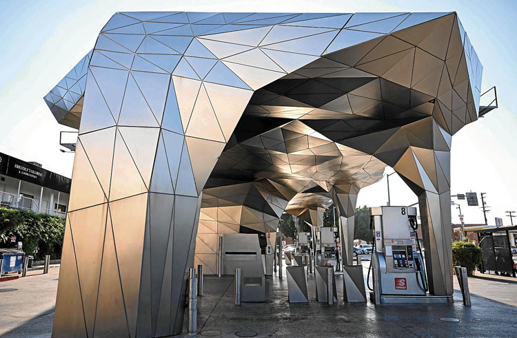 De acero inoxidable reciclado con paneles solares en Los Ángeles. Patrick T. Fallon | AFP