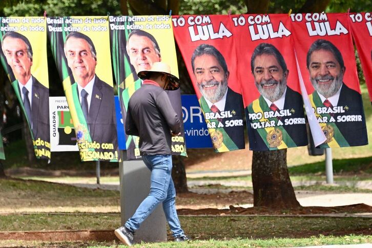Lula eta Bolsonaroen hauteskunde kanpainetako kartelak parez pare, Brasilen.