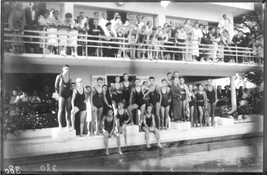 Nadadores del Club Natación posan en la piscina de Larraina en agosto de 1935
