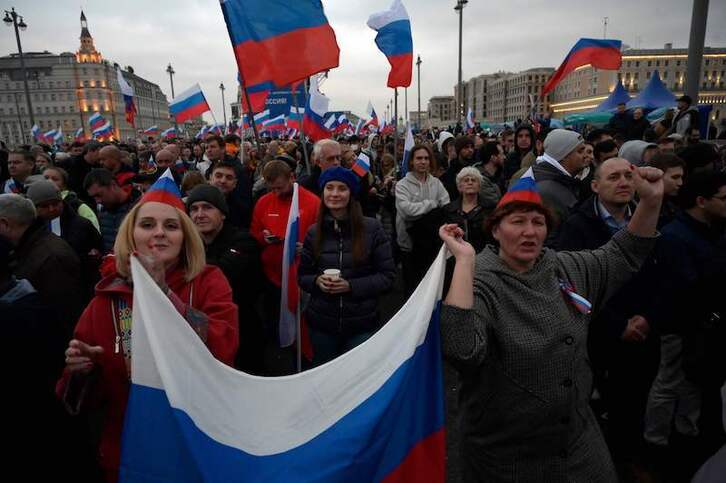 Miles de personas han celebrado las anexiones en la Plaza Roja de Moscú, donde han intervenido Putin y líderes de las zonas en que se ha votado.