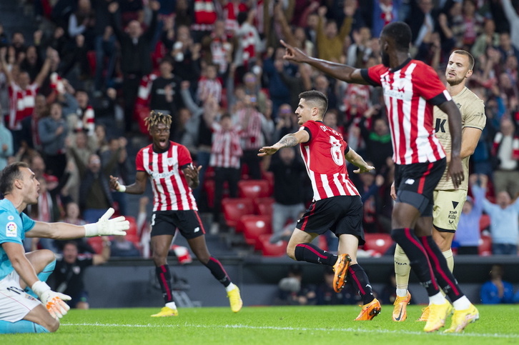 Iñaki señala a su hermano Nico como asistente en el 1-0.