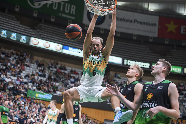 Andersson machaca el aro ante la defensa del Joventut.