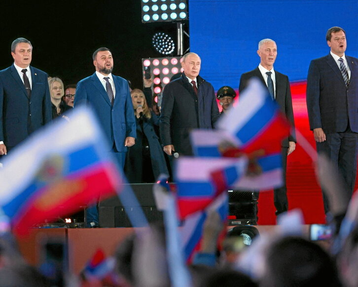 Vladimir Putin, con los líderes de las cuatro regiones, en la celebración en la Plaza Roja de Moscú.