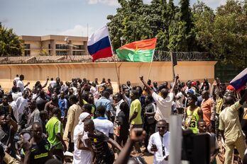 Manifestantes con banderas de Burkina Faso y Rusia saludan a los militares.