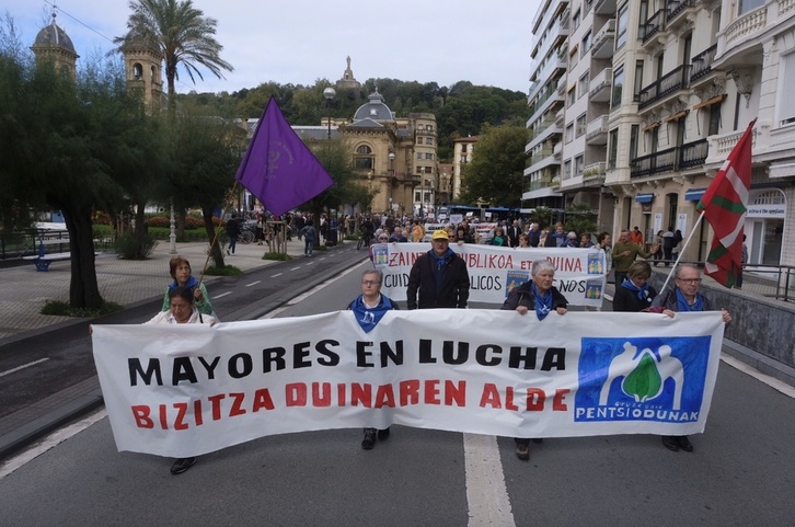 Pensionistas, junto a usuarios de residencias, se han manifestado en Donostia.