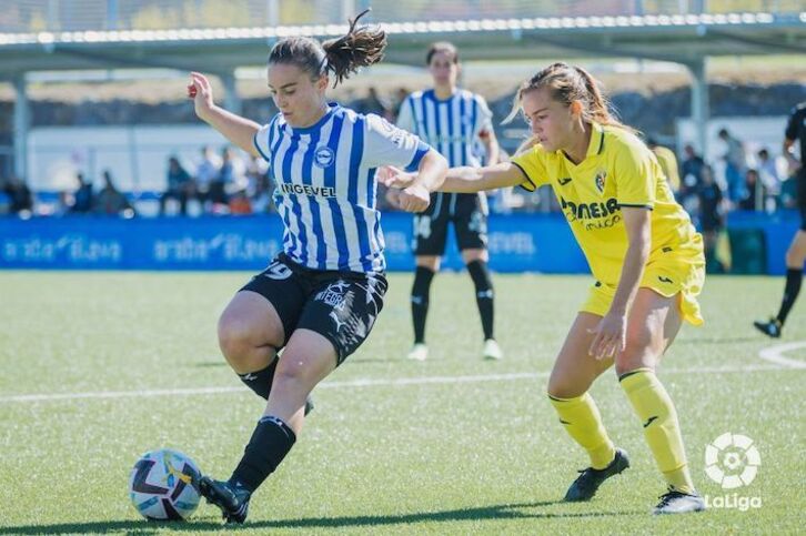 Sara Carrillo protege el balón ante una jugadora rival.