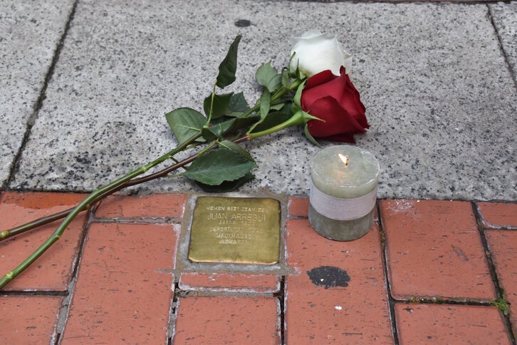 Placa que recuerda a uno de los doce vecinos de Barakaldo que estuvieron presos en los campos nazis.