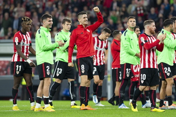 Sancet, taldekideekin batera, zaleekin garaipena ospatzen.