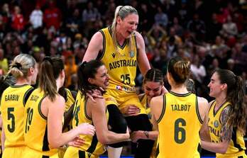 Las compañeras de la selección femenina de Australia han paseado a hombros a una conmovida Lauren Jackson en su retirada.