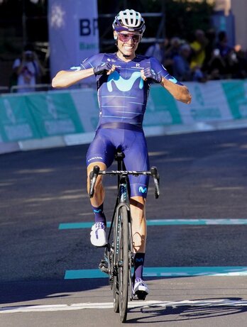 Enric Mas celebra su victoria en el Giro dell'Emilia.