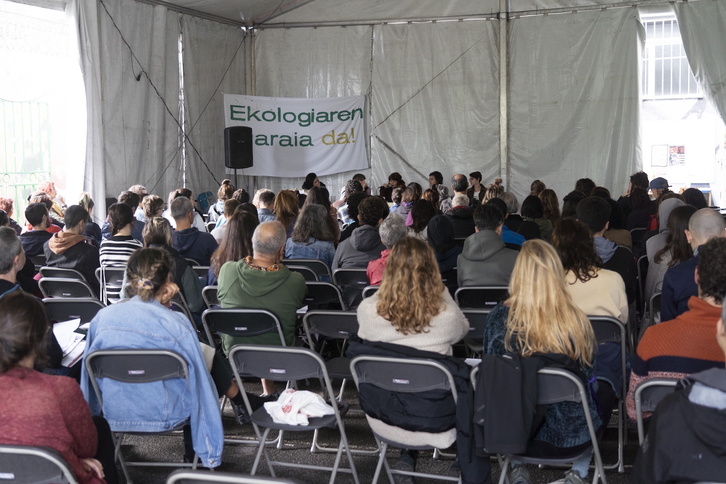 Irudian, larunbat honetan Sastrakan ospatu diren hitzaldietako une bat.