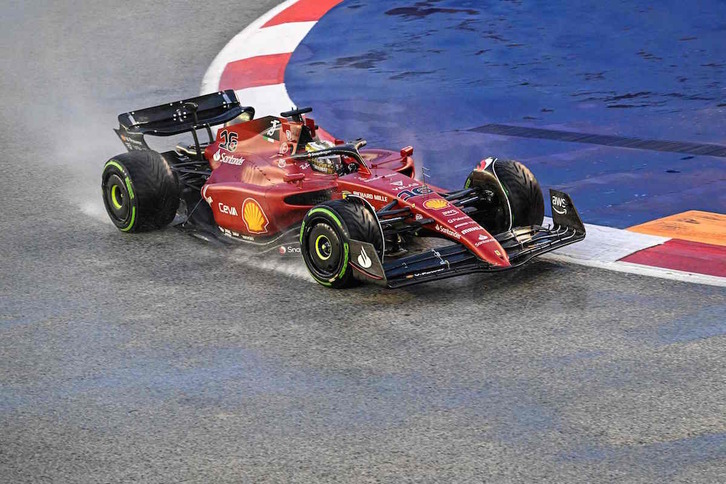 Leclerc traza una curva con la pista mojada.