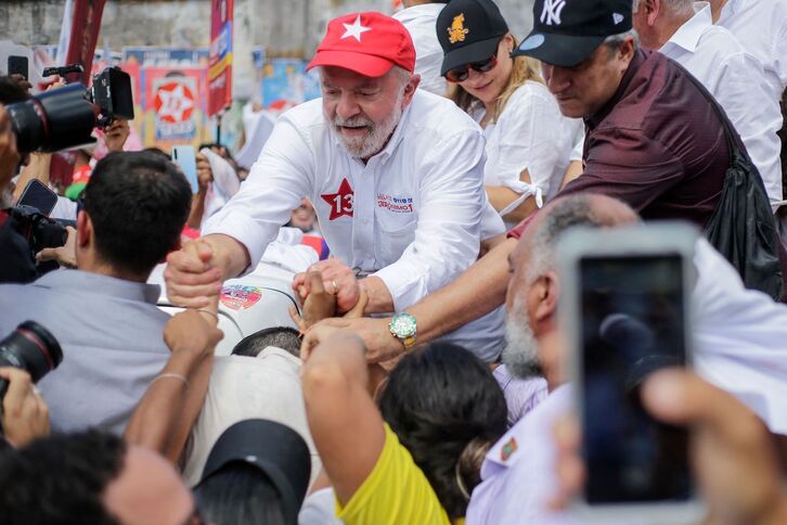 Lula da Silva saluda a sus seguidores a su llegada Salvador de Bahía, donde el viernes participó en un acto electoral.