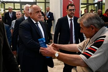 Un seguidor se postra ante Boiko Borissov, ex primer ministro y favorito en los comicios.