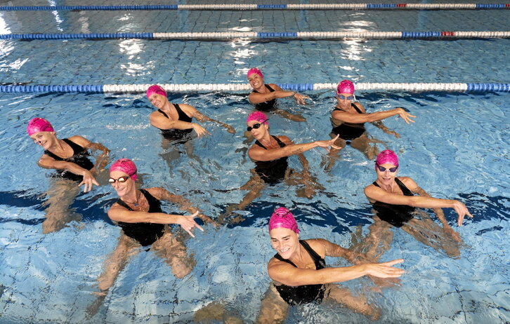 Las componentes de Mariburruntzi, en la piscina de Anaitasuna, club al que representan en las competiciones.