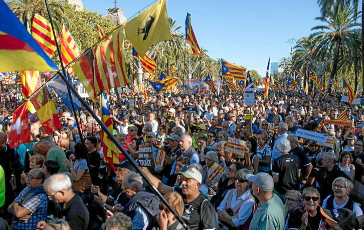 Miles de personas se dieron cita en el Arco de Triunfo de Barcelona con motivo del 1-O.