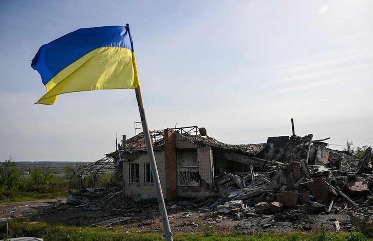 Bandera ucraniana entre restos de la retirada rusa en Izium, Jarkov.