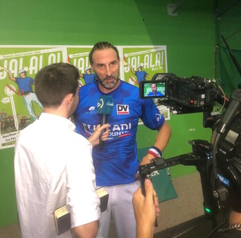 Eric Irastorza atiende a los medios tras la semifinal de Hondarribia.