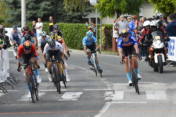 Este primer puesto en un sprint intermedio de Mohoric le ha dado la victoria en la general.