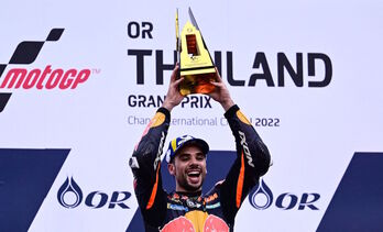 Miguel Oliveira celebra el triunfo en Tailandia.