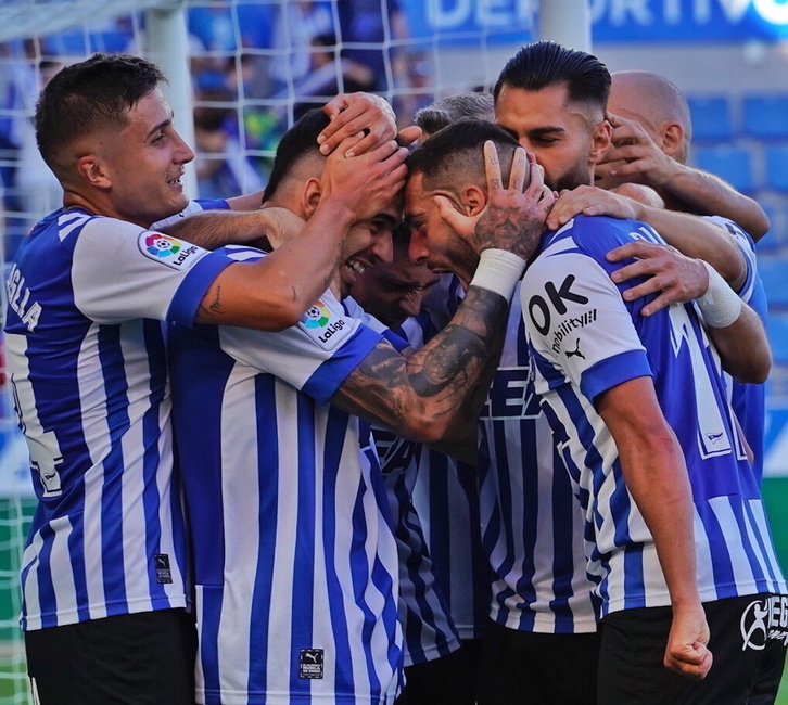 Alaveseko jokalariak gola ospatzen.