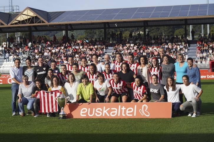 Jugadoras y técnicos del Athletic que disputó el primer partido oficial del equipo rojiblanco hace veinte años han sido homenajeados en Lezama.