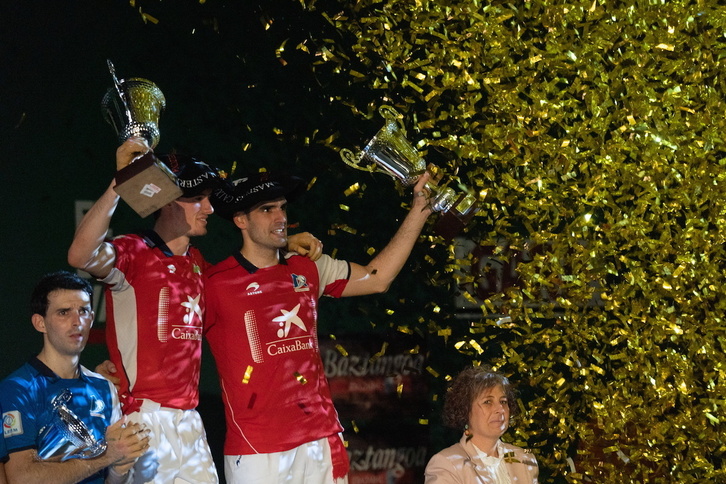 Ezkurdia eta Mariezkurrena, txapelak jantzita Nafarroa Arenan.