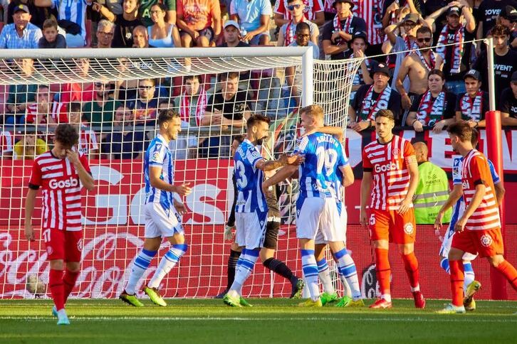 Los jugadores realistas celebran uno de los dos goles marcados por Sorloth.