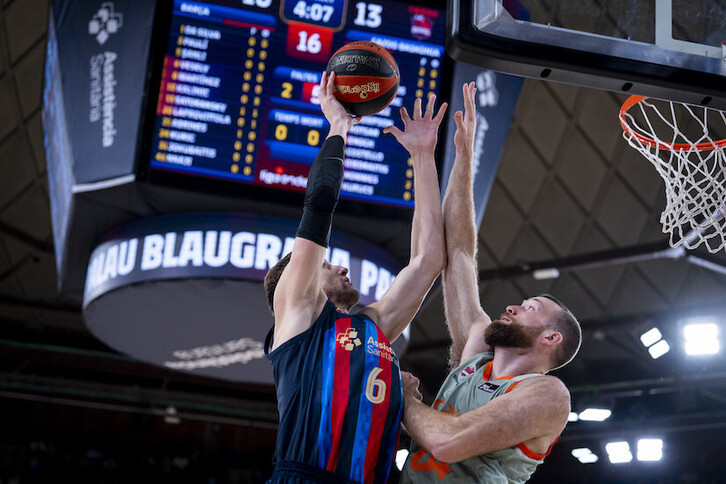 Jan Vesely ha tomado el mando del partido en cuanto el Barça ha elevado el tono físico.