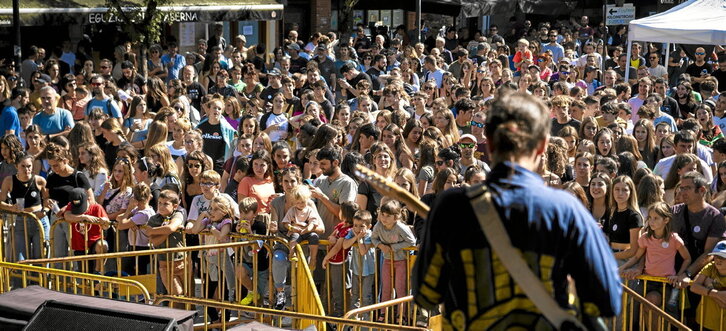 Eguraldi ona lagun, jende andana bildu zen atzo Ibarran ikastolen eta euskararen alde. Ekitaldi ofizialez harago, giro aparta egon zen herrian zehar, jolaserako eta ondo jan eta edateko aukera ugarirekin.