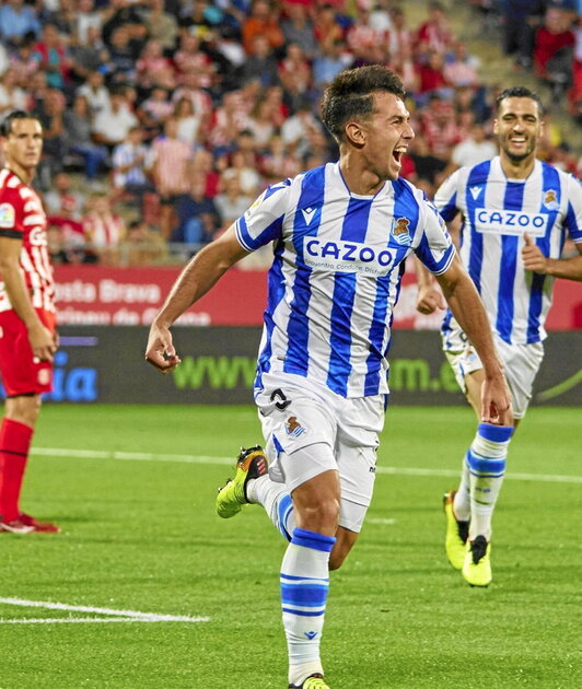 Martín Zubimendi celebra el gol que culminaba la remontada realista en Girona.