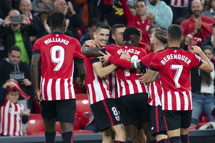 Jugadores del Athletic celebran el gol de Sancet contra el Almería.