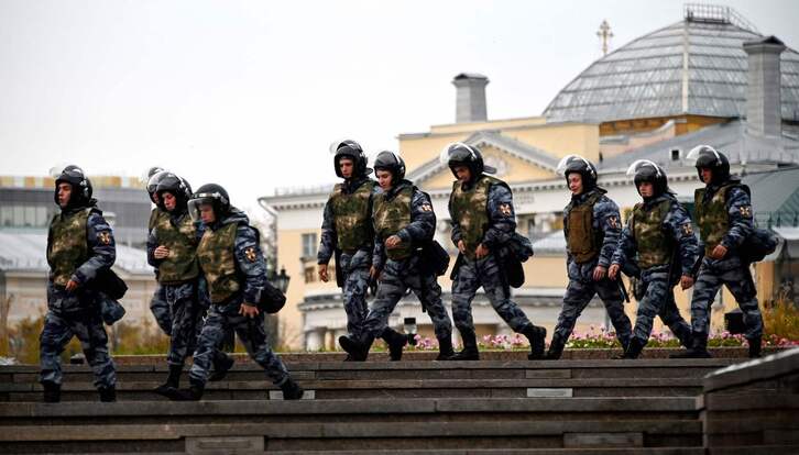 Soldados de la Guardia Nacional Rusa (Rosgvardiya) en el centro de Moscú.