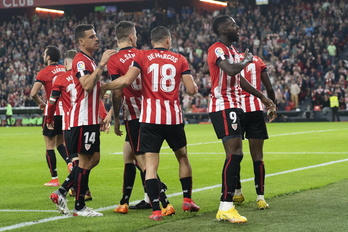 Jugadores del Athletic celebran el gol de Sancet contra el Almería.