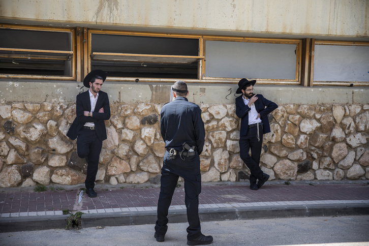 Dos jóvenes ultraortodoxos, a las puertas de una yeshiva en la ciudad israelí de Bnei Brak.