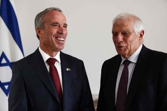 El ministro de Inteligencia israelí, Elazar Stern, junto a Josep Borrell antes de la cumbre UE-Israel en Bruselas.