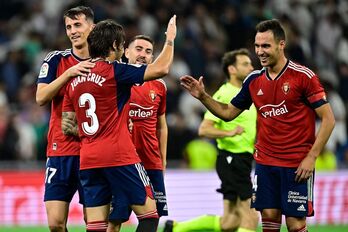 Los jugadores rojillos se felicitan tras el valioso punto sumado en el Bernabéu.
