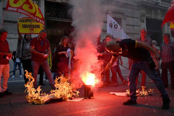 Manifestantes queman sus facturas durante una manifestación organizada por la Unione Sindacale di Base (USB) en Roma.