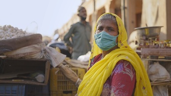 Vendedora de un mercado indio durante la pandemia.