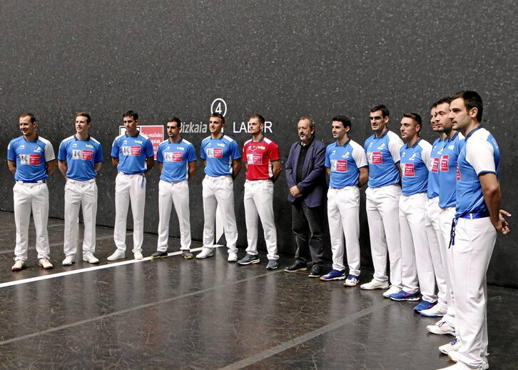 Txapelketan parte hartuko duten 12 pilotariak, atzoko aurkezpenean.