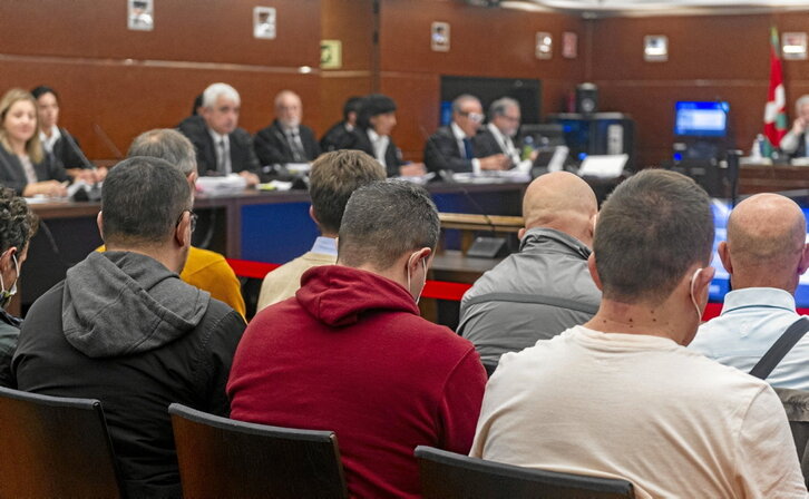 Los acusados, en la primera sesión del juicio celebrado en la Audiencia Provincial de Araba.