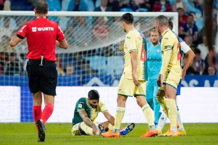 Berrocal se duele sobre el césped momentos antes de retirarse lesionado.