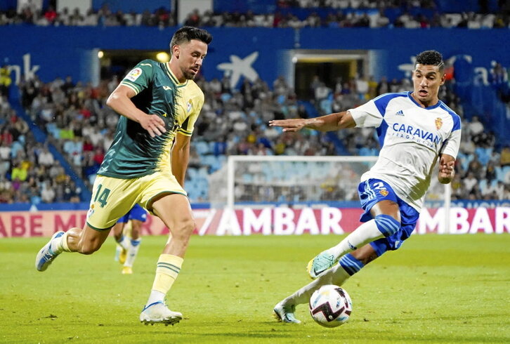 Javi Muñoz, que acabó expulsado por una dura entrada, conduce el balón junto a Gabi.