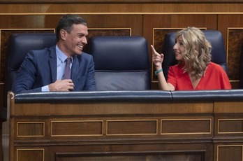 Pedro Sánchez y Yolanda Díez ríen en el Congreso, en una imagen de archivo. 