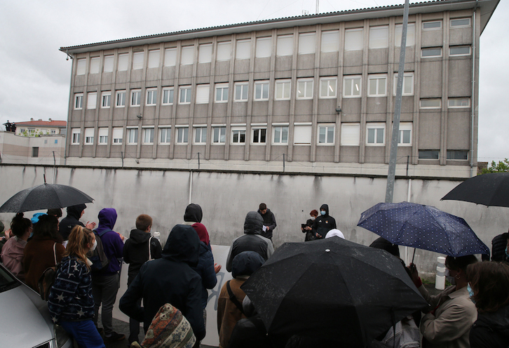 Una protesta ante el CRA de Hendaia, en abril de 2021.
