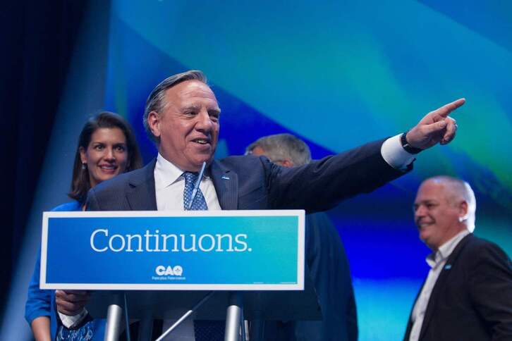 François Legualt. líder del CAQ, celebra su rotunda victoria electoral.