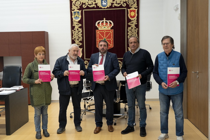 El presidente del Parlamento navarro, con los integrantes del Foro Social Permanente, hoy en la Cámara.
