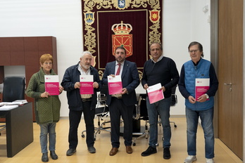 El presidente del Parlamento navarro, con los integrantes del Foro Social Permanente, hoy en la Cámara.