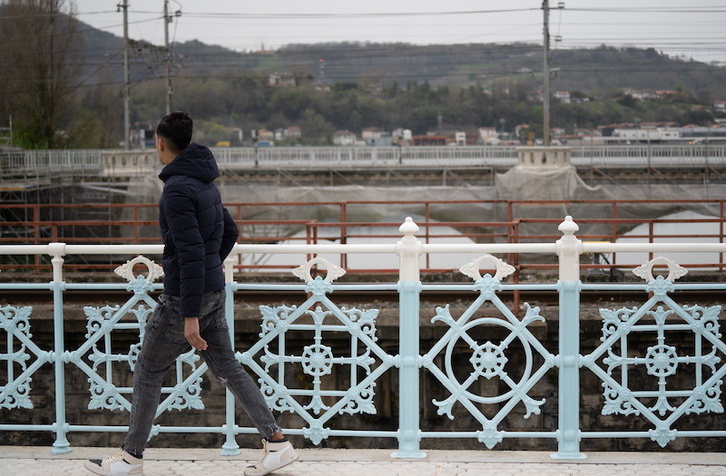 Gazte migratzaile bat Irun eta Hendaia lotzen dituen Santiago zubian.